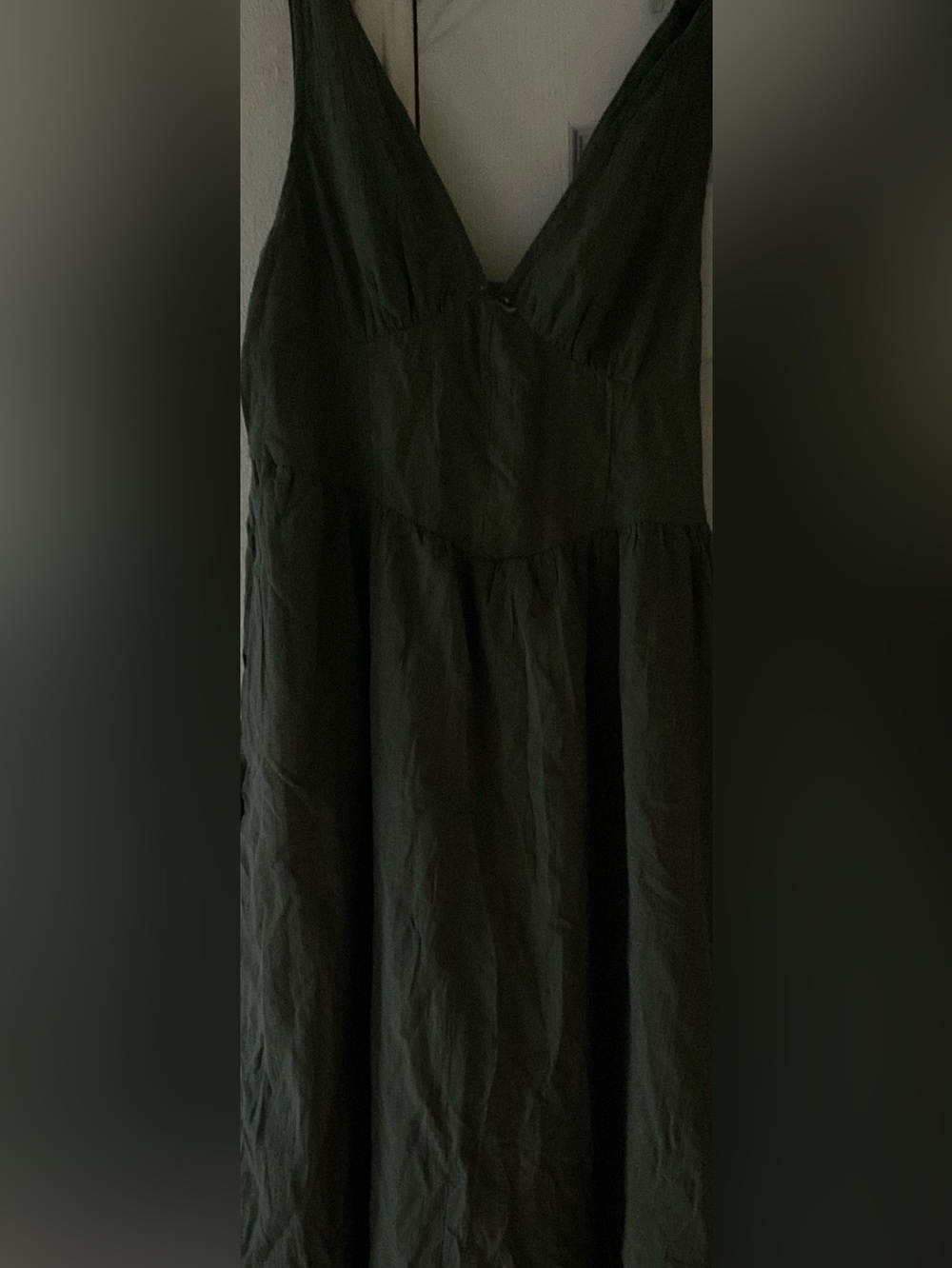 American Eagle women’s medium olive green dress—-full length skirt. Very fresh.